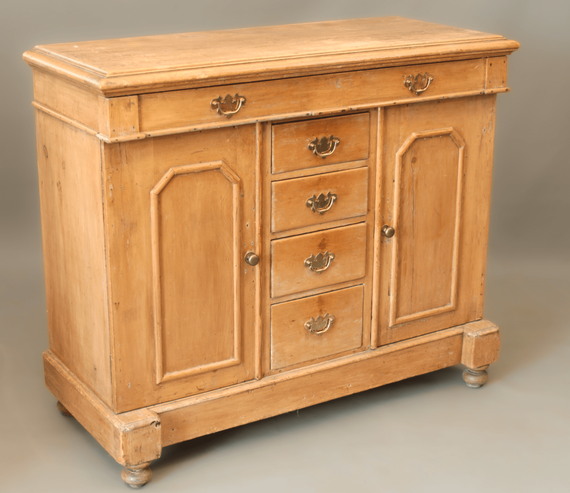 KN6-32 English Pine Dresser Base